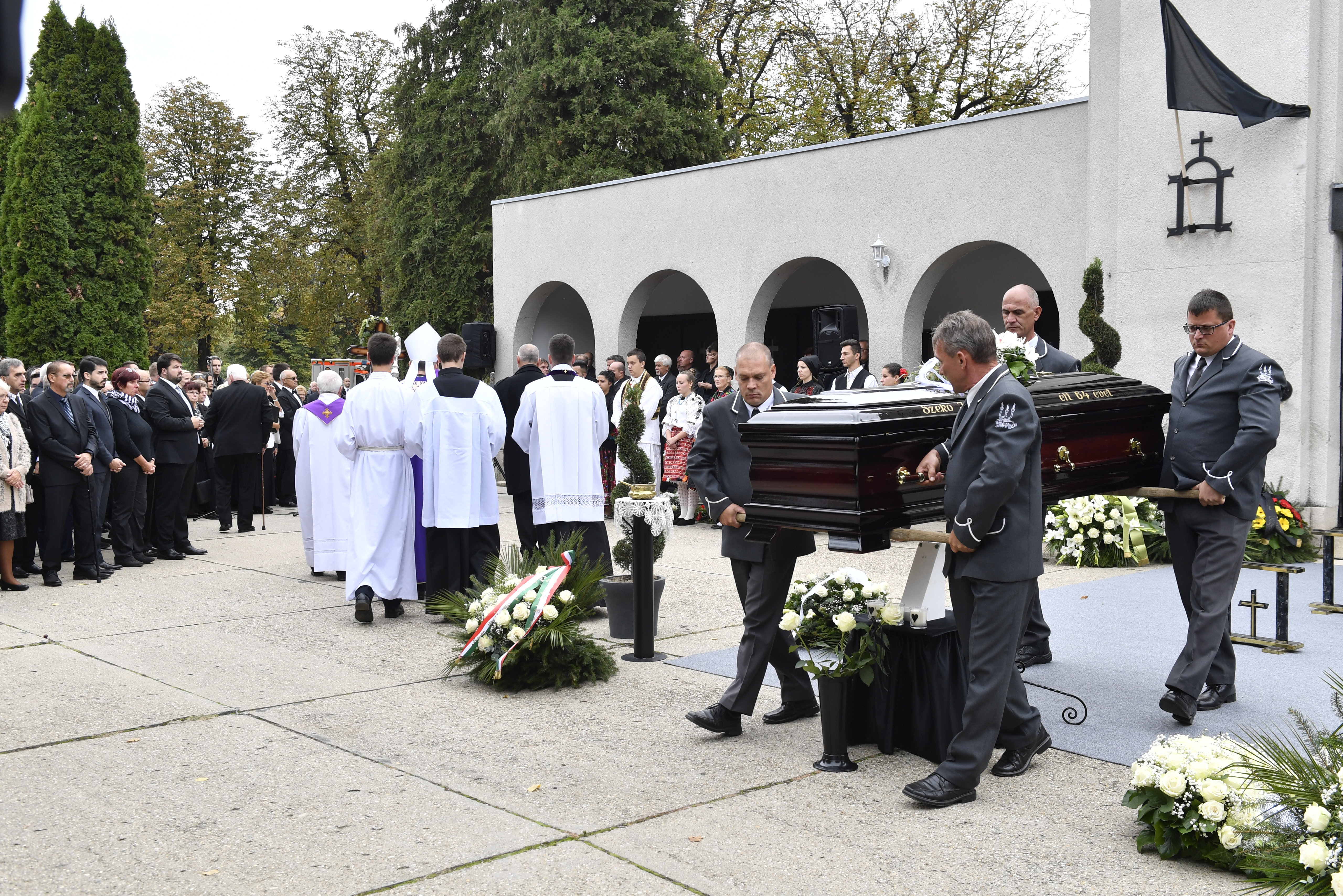 Szekó József (Fidesz-KDNP), Mohács tragikusan elhunyt polgármesterének temetése a mohácsi katolikus temetőben 2019. október 5-én. MTI/Máthé Zoltán